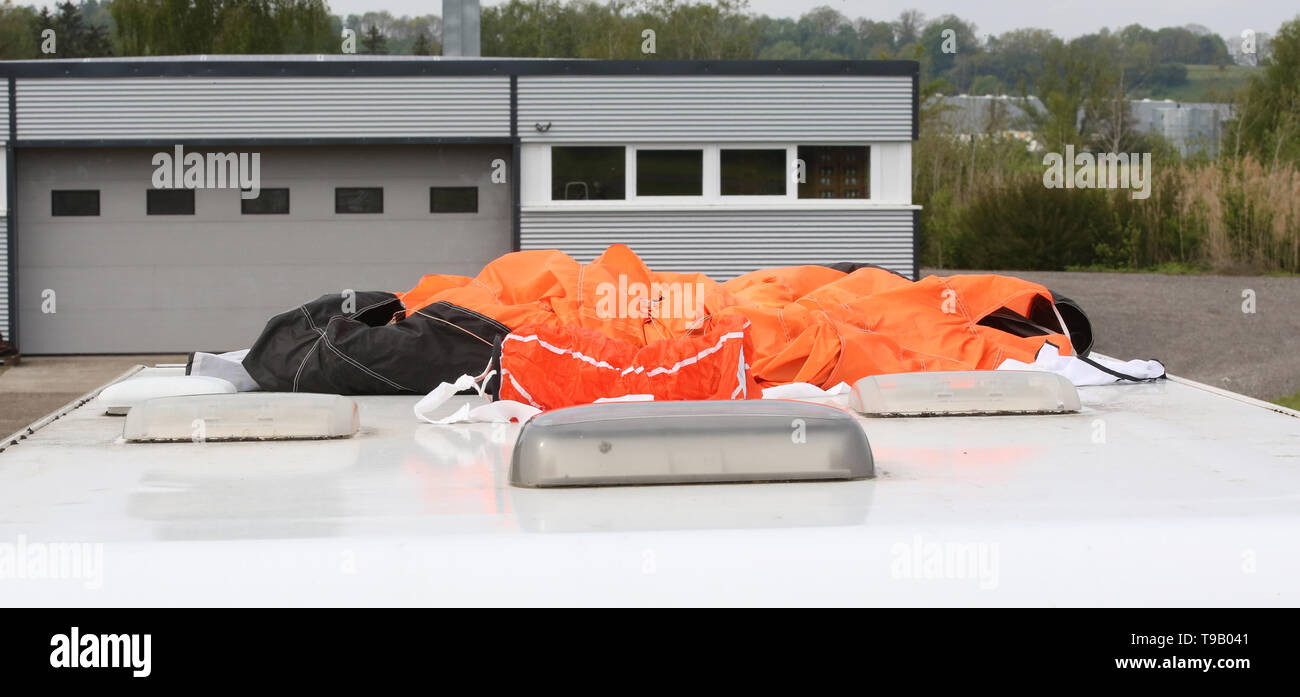 Bad Saulgau, Deutschland. 18 Mai, 2019. Der Fallschirm von einem der Opfer,  entsprechend der Notdienste, liegt auf dem Dach eines Wohnmobils auf dem  Parkplatz am Flughafen. Am Morgen, zwei Fallschirmspringer wurden tödlich