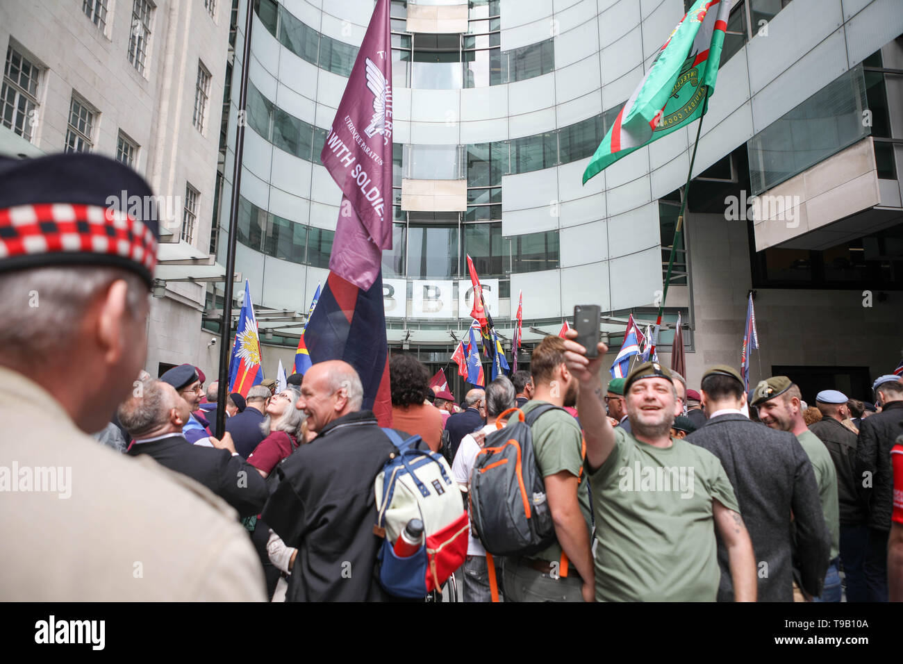 Broadcasting House, London, Großbritannien. 18 Mai, 2019. Hunderte von Veteranen außerhalb der BBC aus Protest gegen die Verfolgung von Soldat F - wer Gesichter Mordaufladungen über die blutigen Sonntag shootings 1972 demonstrieren. Credit: Penelope Barritt/Alamy leben Nachrichten Stockfoto