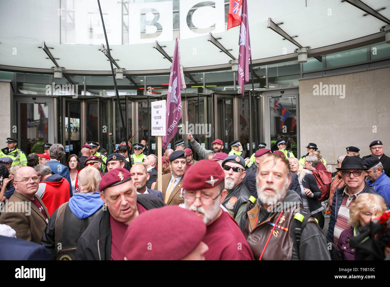 Broadcasting House, London, Großbritannien. 18 Mai, 2019. Hunderte von Veteranen außerhalb der BBC aus Protest gegen die Verfolgung von Soldat F - wer Gesichter Mordaufladungen über die blutigen Sonntag shootings 1972 demonstrieren. Credit: Penelope Barritt/Alamy leben Nachrichten Stockfoto