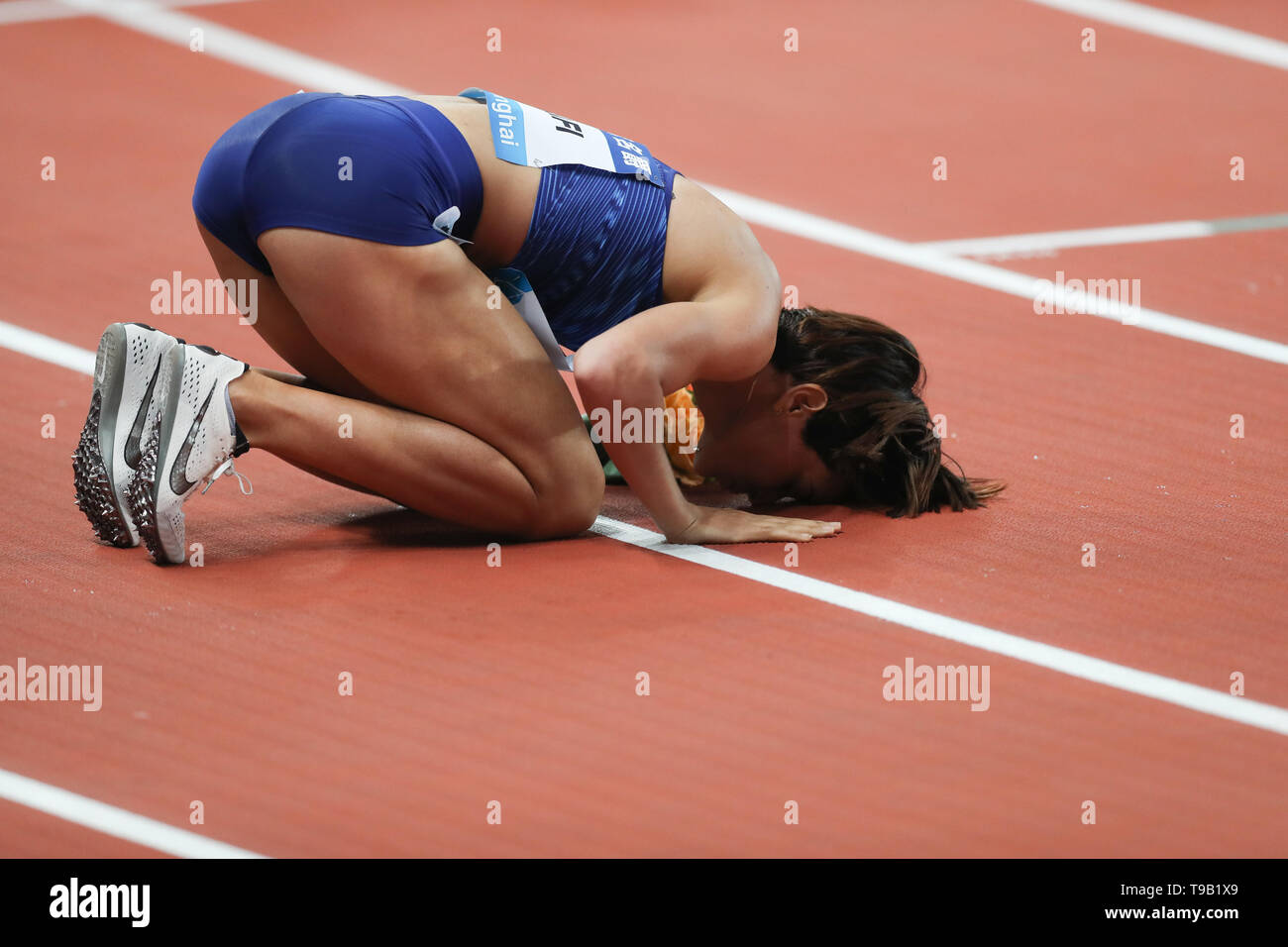 Shanghai. 18 Mai, 2019. Arafi rababe Marokko feiert nach 1500 m der Damen 2019 IAAF Diamond League in der East China Shanghai Municipality am 18. Mai 2019. Arafi Rababe gewann den ersten Platz mit 4 Minuten und 1,15 Sekunden. Credit: Ding Ting/Xinhua/Alamy leben Nachrichten Stockfoto