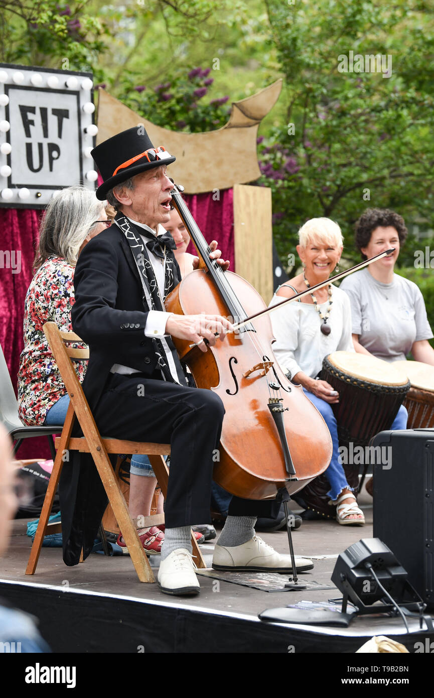 Brighton UK Mai 2019 18 - Ein cellist führt am Rande der Stadt Straße Unterhaltung, das Teil der Brighton Festival 2019. Foto: Simon Dack/Alamy leben Nachrichten Stockfoto