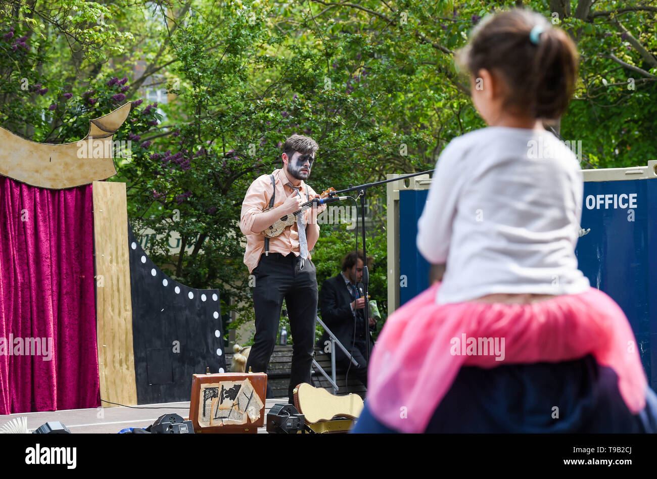 Brighton UK 18. Mai 2019 - Awk der Clown führt am Rande der Stadt Straße Unterhaltung, das Teil der Brighton Festival 2019. Foto: Simon Dack/Alamy leben Nachrichten Stockfoto