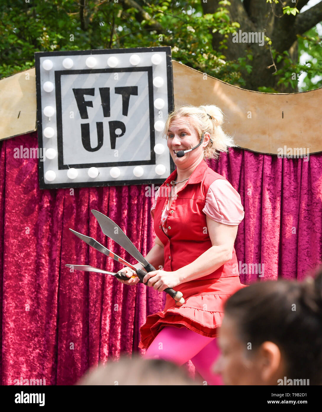 Brighton UK Mai 2019 18 - Balanceakt am Rande der Stadt Straße Unterhaltung, das Teil der Brighton Festival 2019. Foto: Simon Dack/Alamy leben Nachrichten Stockfoto