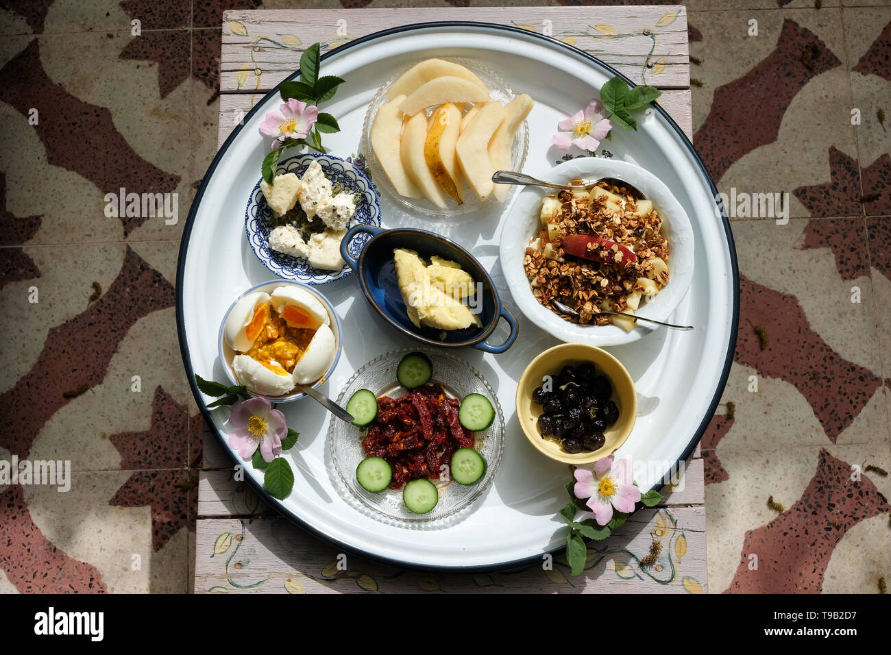 Kusadasi, Türkei. 24 Apr, 2019. Ein typisch türkisches Frühstück mit Eiern, Käse, Oliven, Tomaten, Gurken, Butter, Obst und gerösteten Haferflocken mit Joghurt. Foto: Jens Kalaene/dpa-Zentralbild/ZB/dpa/Alamy leben Nachrichten Stockfoto
