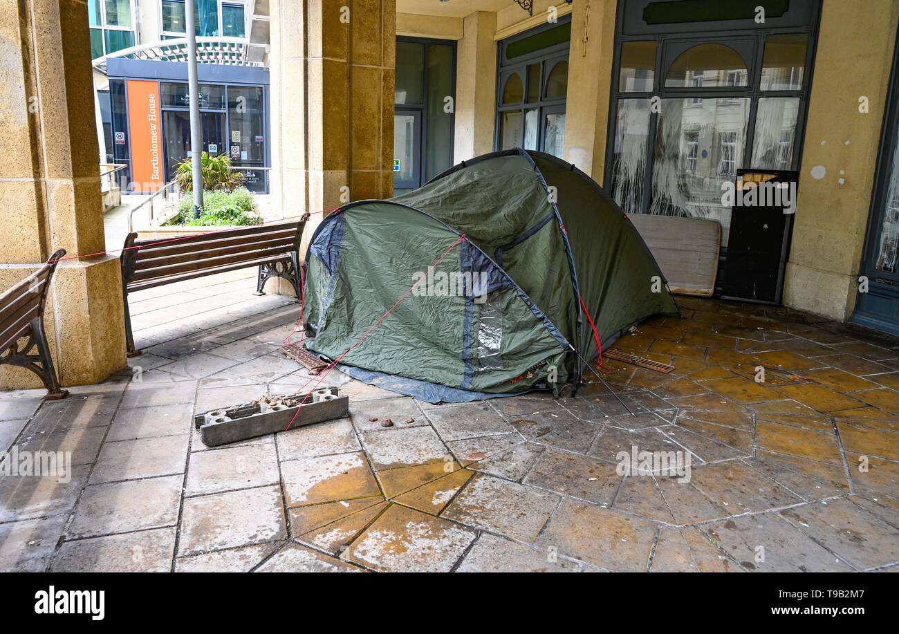 Brighton UK 18. Mai 2019 - Obdachlose, haben ein Zelt außerhalb Brighton Rathaus und der Stadtrat Büro im Zentrum der Stadt geworfen. Foto: Simon Dack/Alamy leben Nachrichten Stockfoto