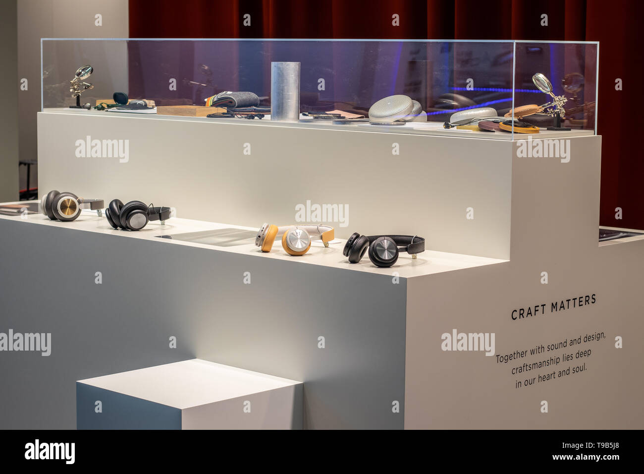 Berlin, Deutschland, 30. August 2018, Bang&Olufsen Stereo Headset Beoplay H4, H8, H9 i Wireless Über-Ohr-Kopfhörer bei Bang&Olufsen B&O-Ausstellung Stockfoto