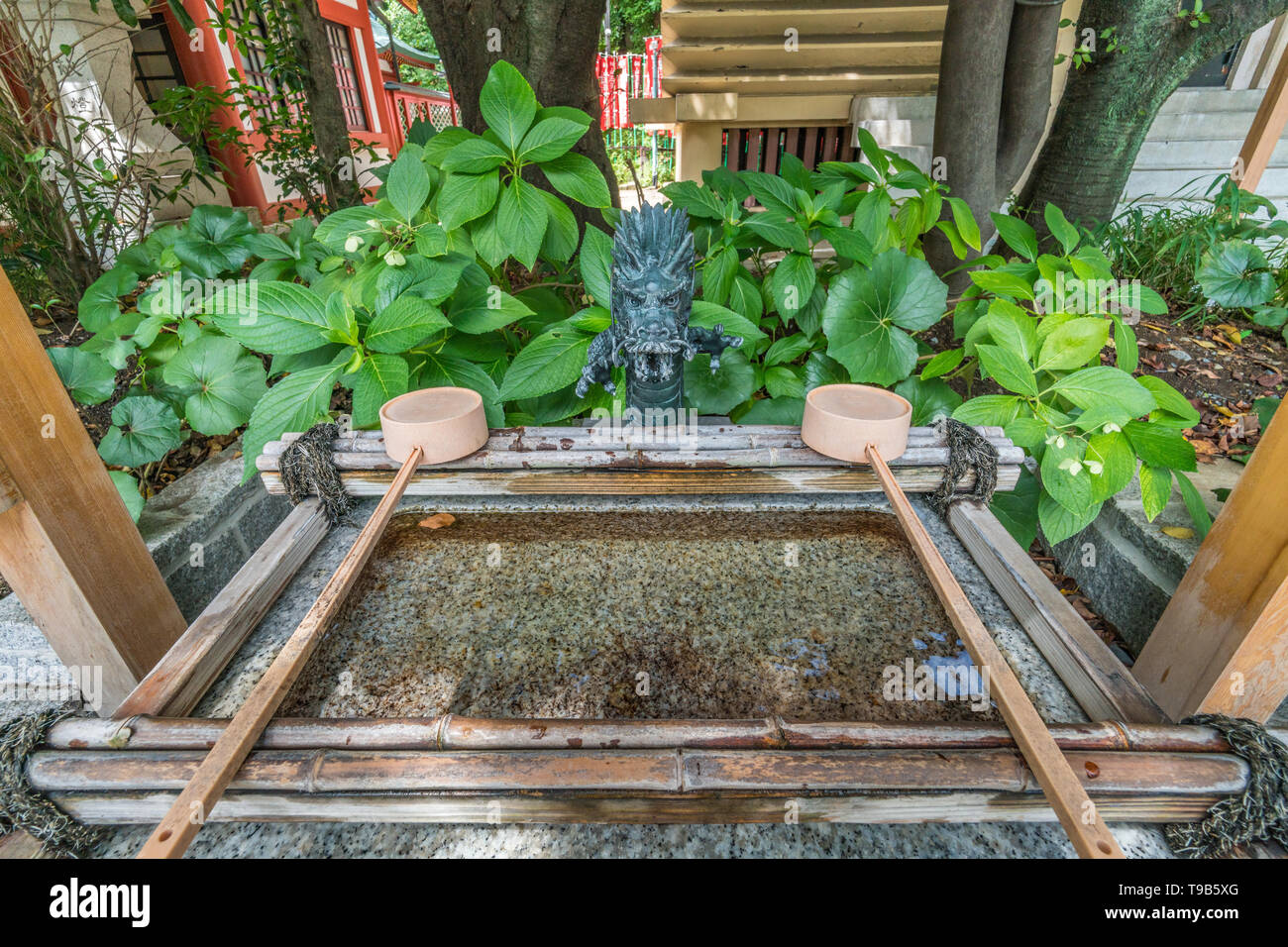 Tokio - August 14, 2018: Chozuya oder Temizuya (Wasser Waschung Pavillon) an Sanno Inari-Jinja Schrein von Hie Jinja. Shinto Schrein in Akasaka entfernt Stockfoto