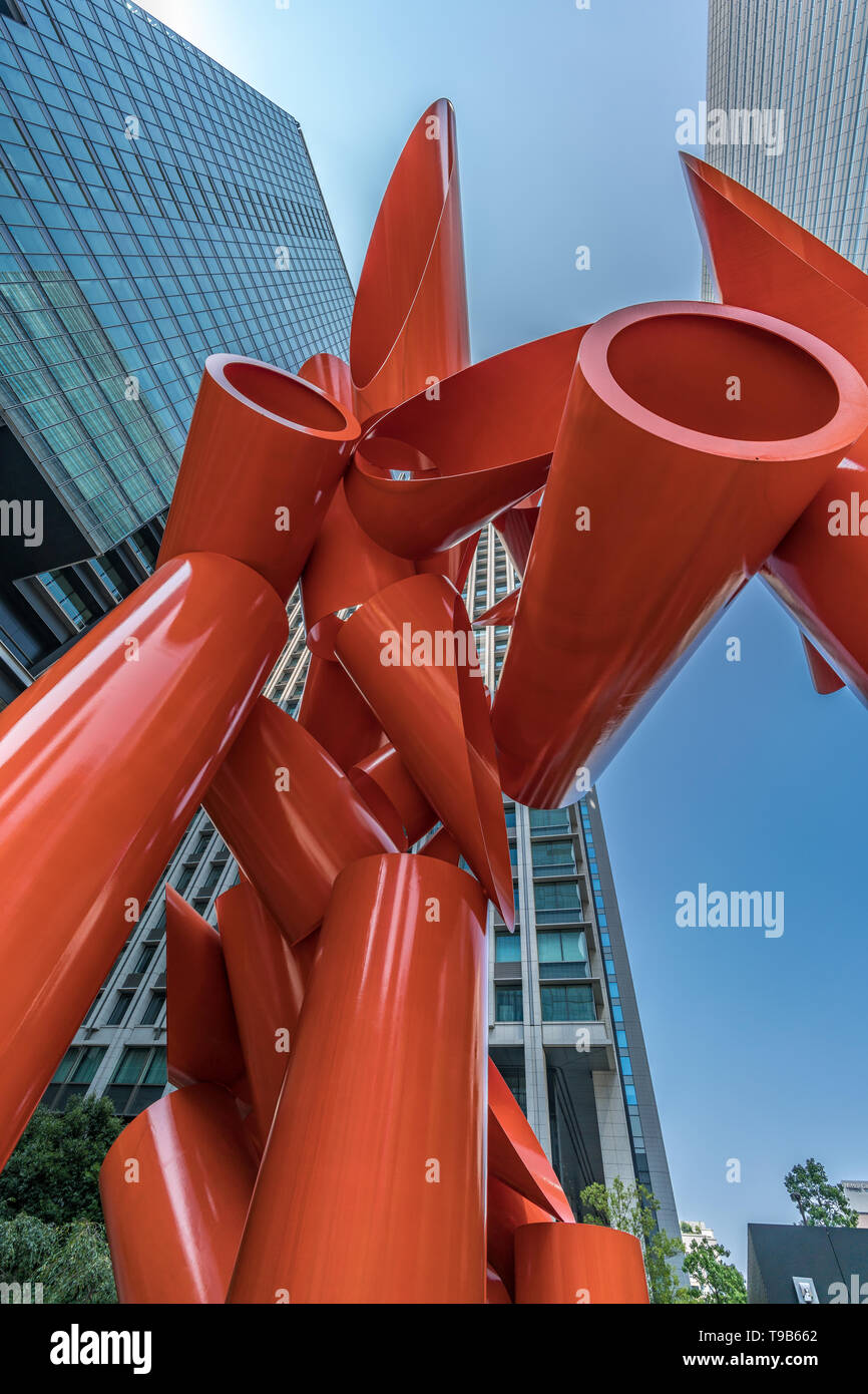 ・ ジャパン イリアッド Ilias Japan metallskulptur von Alexander Liberman an Otemachi Tokio Sankei Gebäude U-Quadrat. Tokio, Marunouchi Bezirk Stockfoto