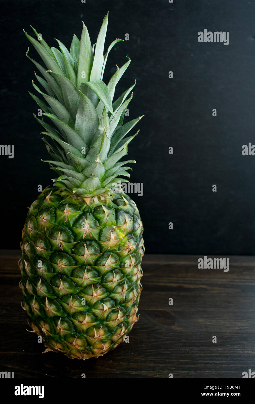 Ganze Ananas auf einem dunklen Hintergrund Stockfoto