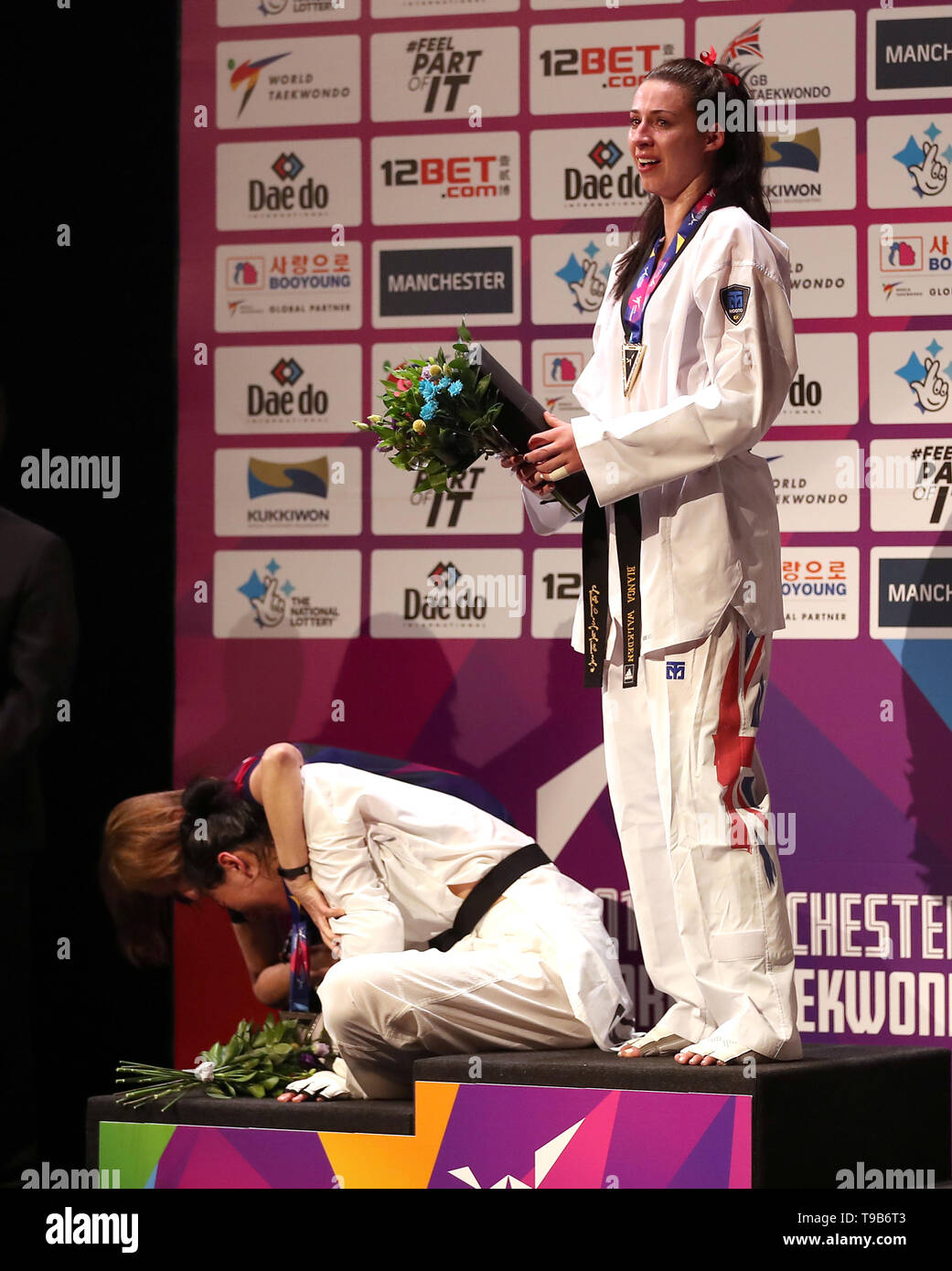 Chinas Shuyin Zheng bricht während der siegerehrung als Großbritanniens Bianca Walkden Gold hat nach dem Gewinn der Frauen +73 kkg Finale gegen Chinas Shuyin Zheng, bei Tag drei der World Taekwondo Championships in der Manchester Arena. Stockfoto