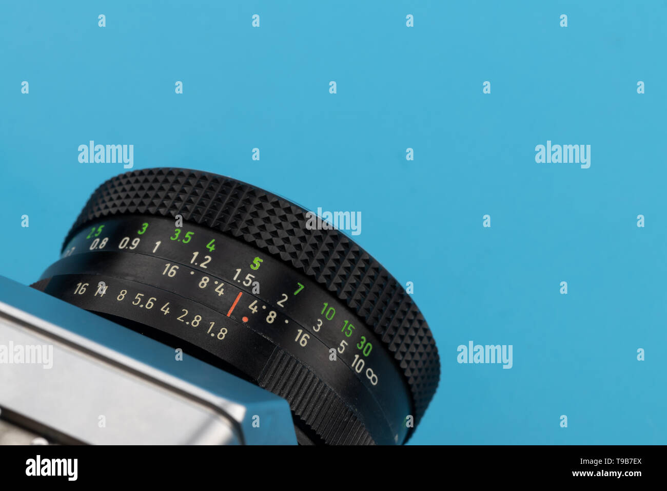 Vointage 1980 s Foto Kamera detail auf blauem Hintergrund mit Kopie Raum Stockfoto