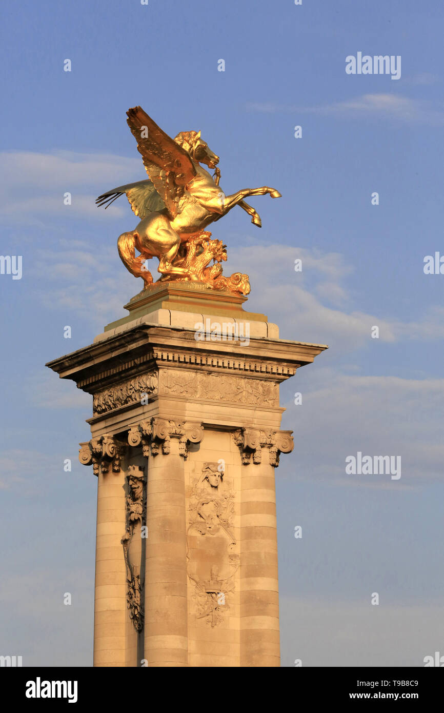 Pont Alexandre III Paris. Brücke Alexandre III. Kampf mit der Statue of Fame von Pierre Grenet. Frankreich. Stockfoto