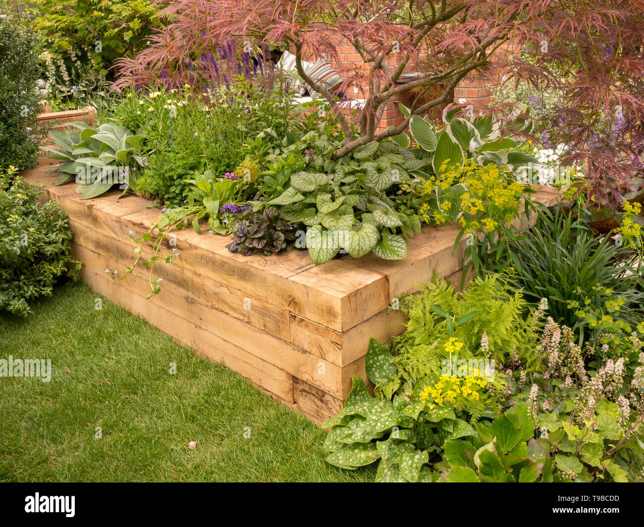 Erhöhte Bett im Garten aus Holz große Stücke (Neue bahnschwellen) Stockfoto