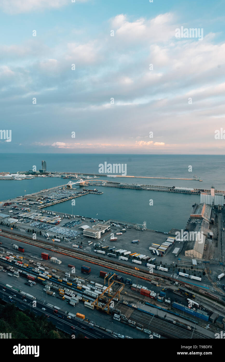 Blick auf den Hafen bei Sonnenuntergang in Barcelona, Spanien Stockfoto