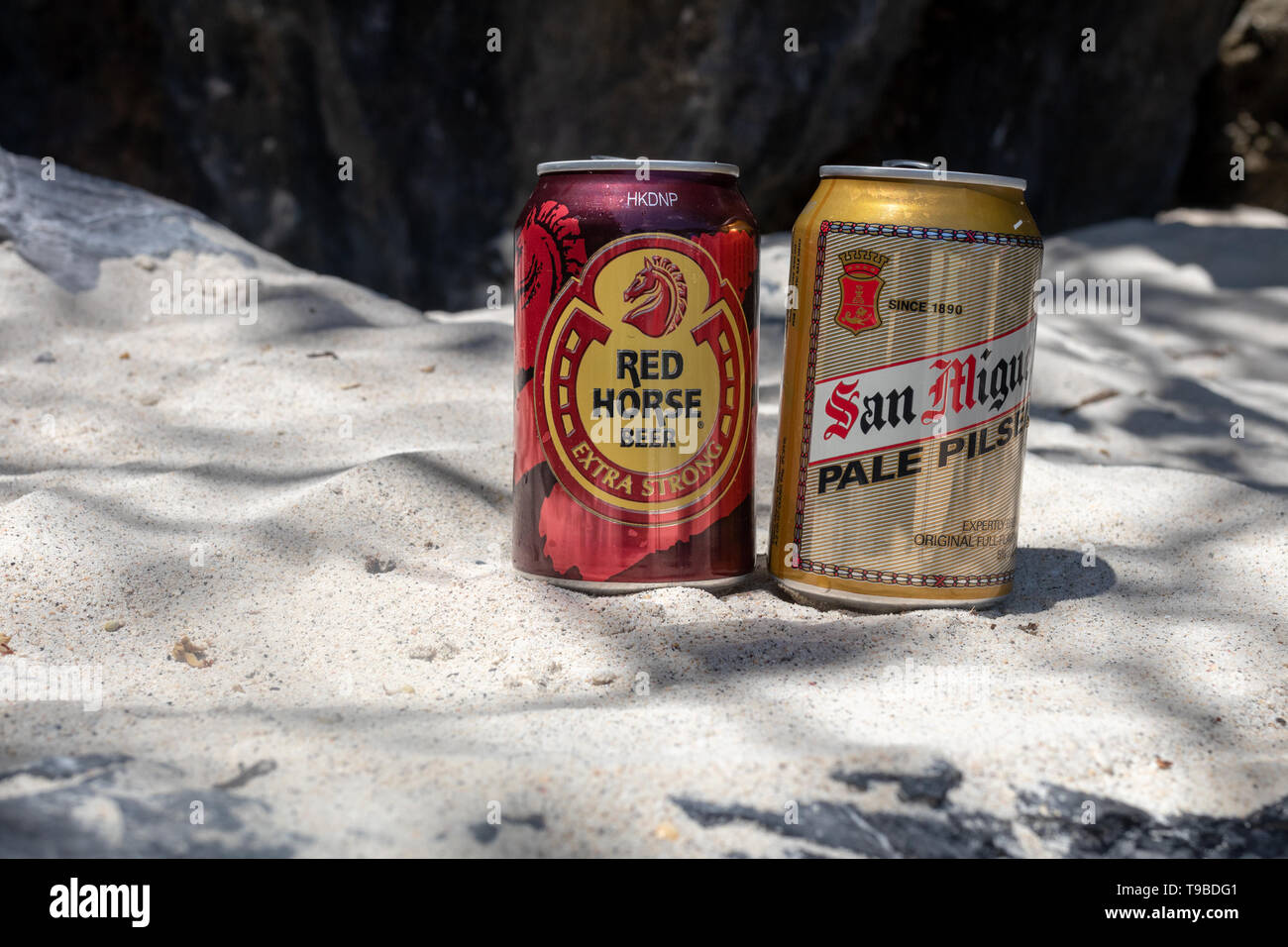 El Nido, Palawan - 25 Feb 2019 - Red Horse und San Miguel Bier in Sand. Stockfoto