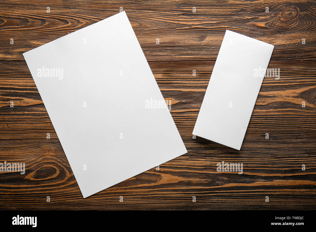 Leeres Blatt Papier auf Holz- Tabelle Stockfotografie - Alamy