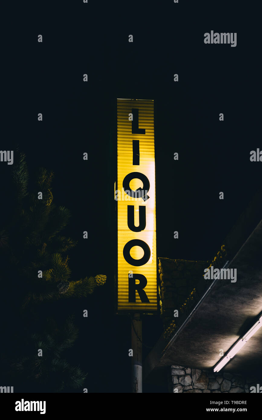 Liquor Store anmelden bei Nacht, in Yucca Valley, Kalifornien Stockfoto