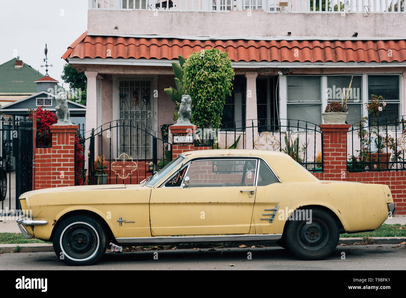 Alten gelben Mustang, in Sherman Heights, San Diego, Kalifornien Stockfoto