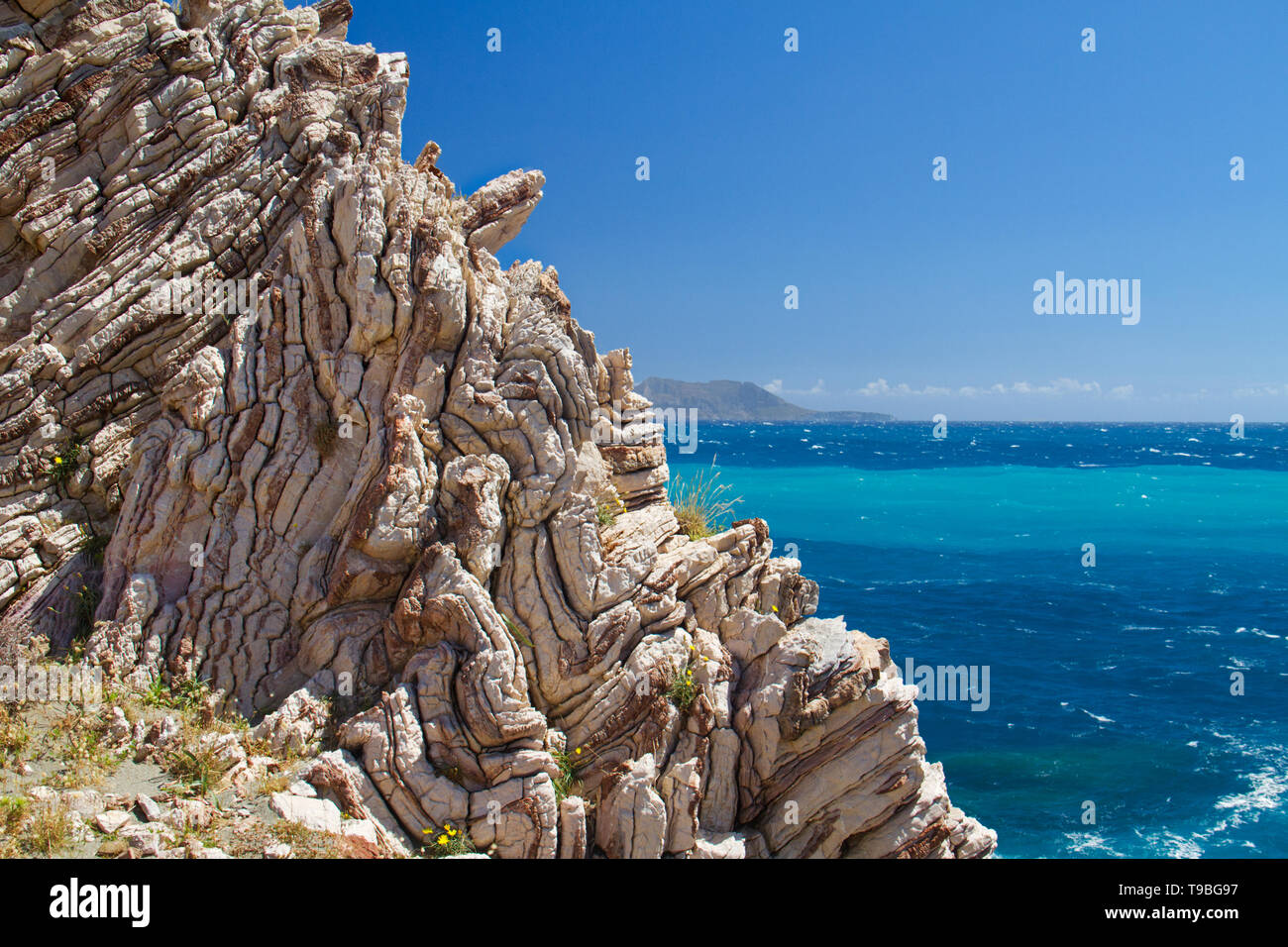 Gefaltete Kalkstein auf Kreta, Griechenland, im Hintergrund das Lybische Meer Stockfoto