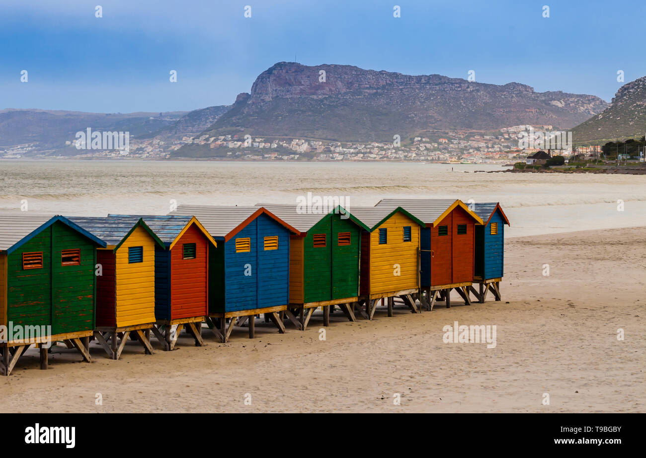 Reihe von bunten Kurhaus-kiosken in Strand von Muizenberg, vor dem Ozean Meer, Kapstadt, Südafrika Stockfoto