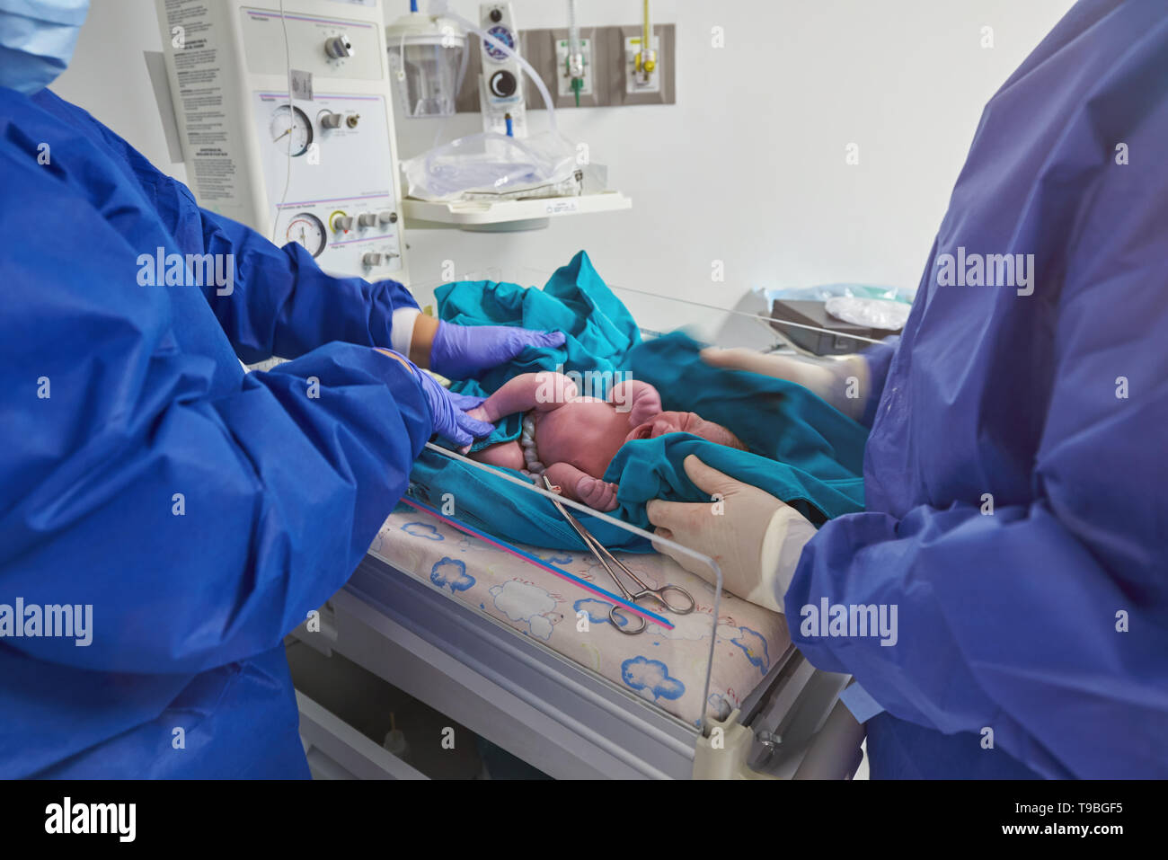 Ärzte Kontrolle neugeborenes Baby nach dem Schneiden Netzkabel Stockfoto