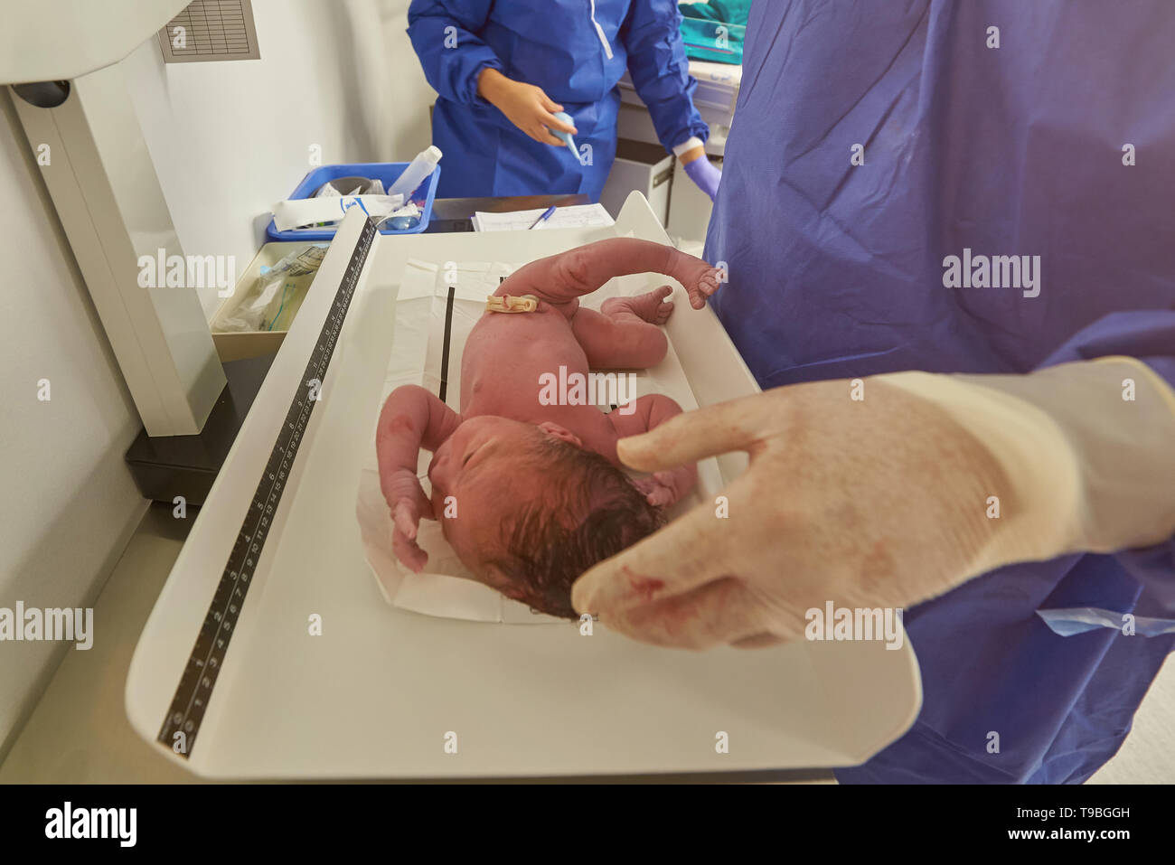 Kinderarzt Gewicht neugeborene Baby in der Klinik Hintergrund Nahaufnahme Stockfoto