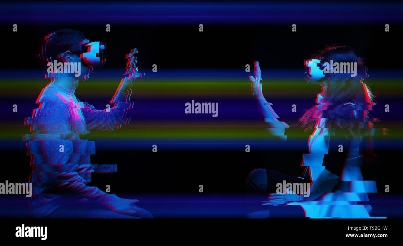 Paar Leute mit einem Virtual reality Headset kommunizieren. Bild mit glitch Wirkung. Konzept der Virtual Reality, Simulation, Gaming und zukünftige Tech Stockfoto