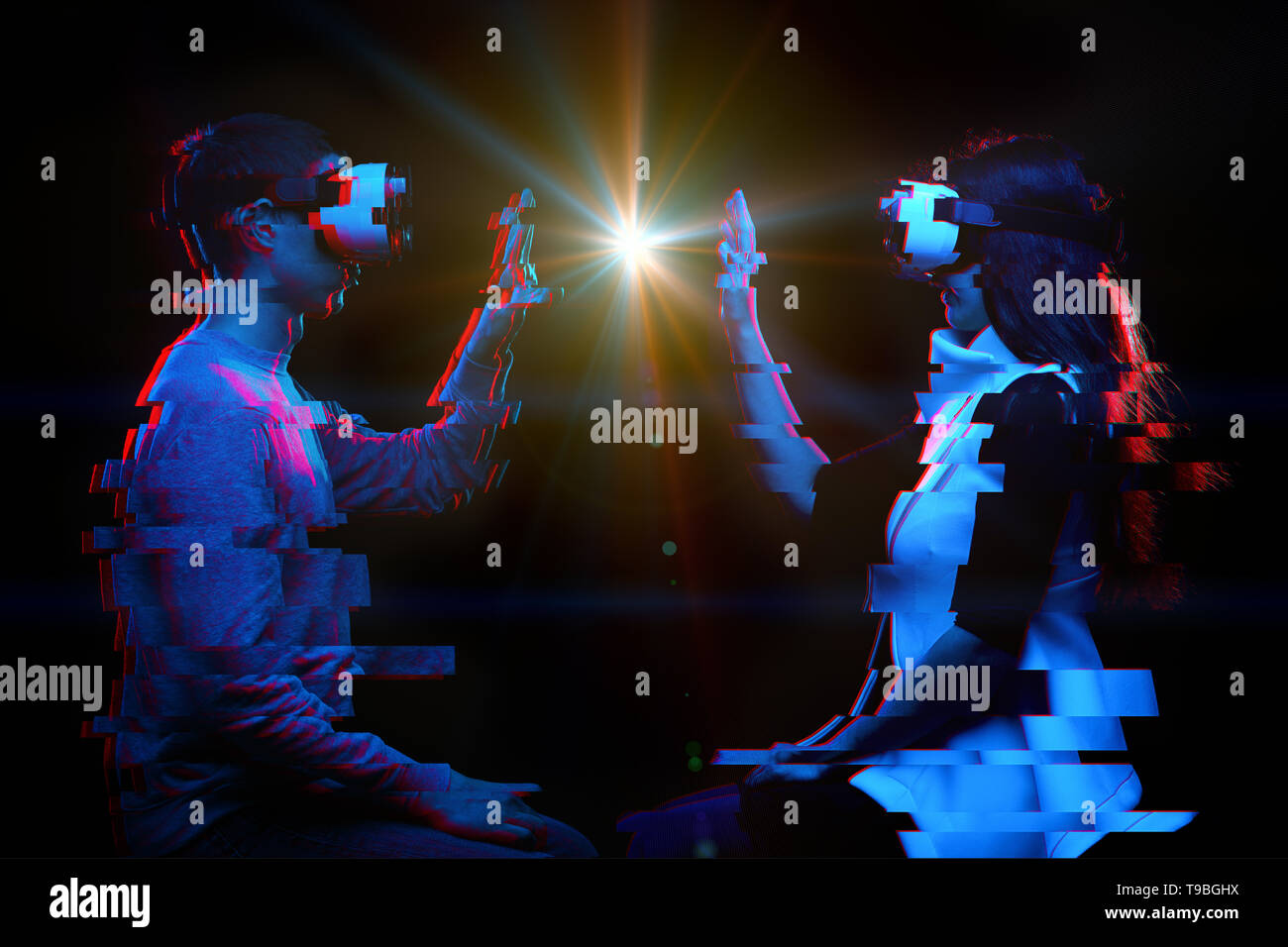 Paar Leute mit einem Virtual reality Headset kommunizieren. Bild mit glitch Wirkung. Konzept der Virtual Reality, Simulation, Gaming und zukünftige Tech Stockfoto