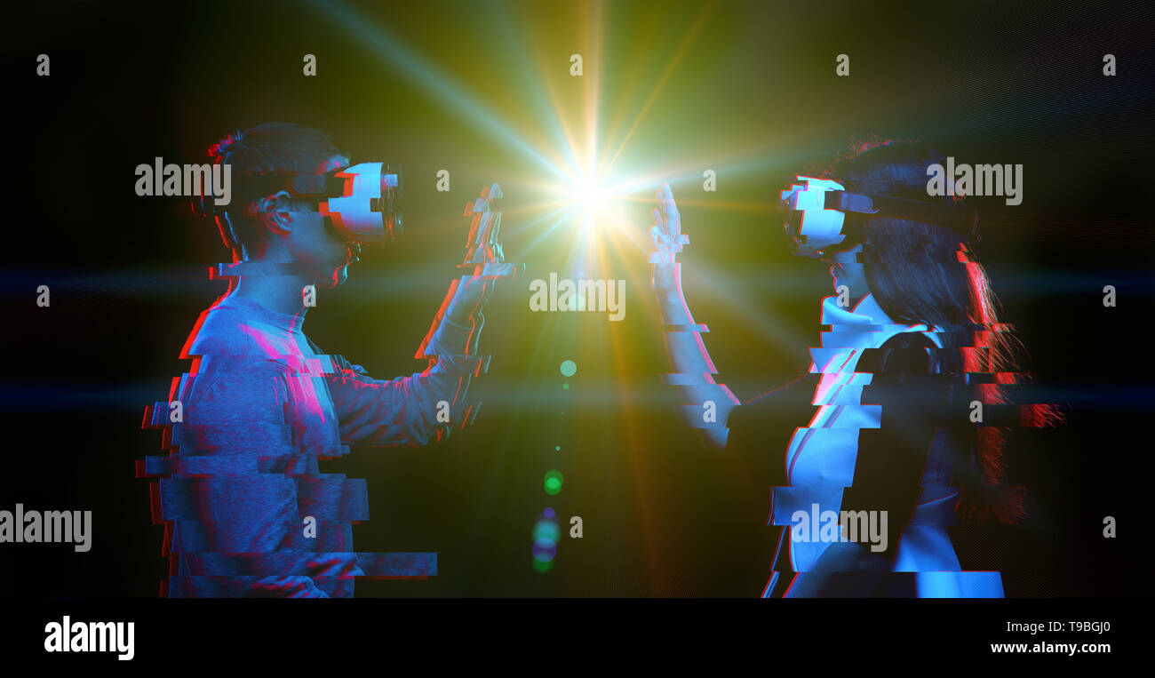 Paar Leute mit einem Virtual reality Headset kommunizieren. Bild mit glitch Wirkung. Konzept der Virtual Reality, Simulation, Gaming und zukünftige Tech Stockfoto