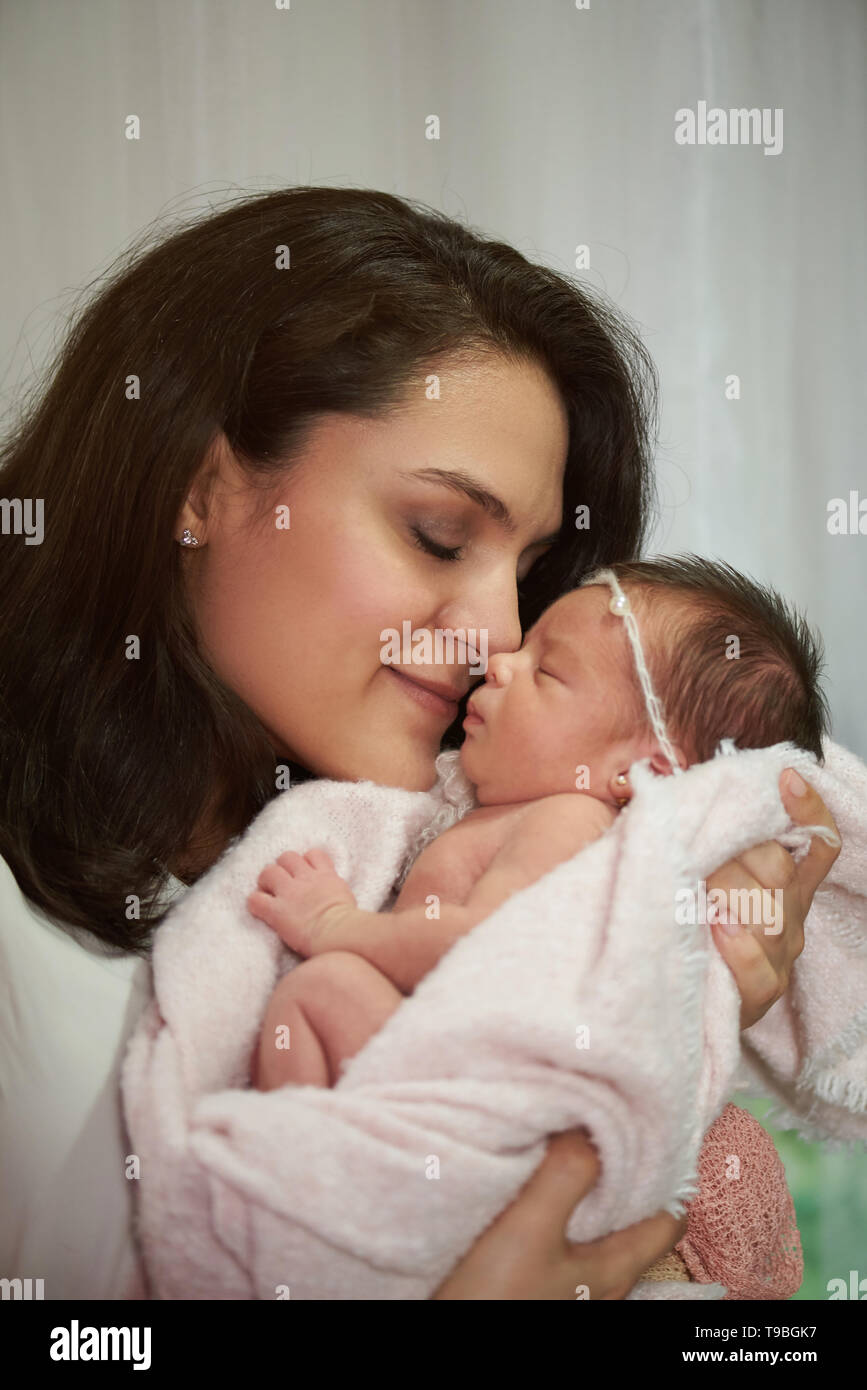 Junge Hispanic Frau mit baby portrait anzeigen Stockfoto