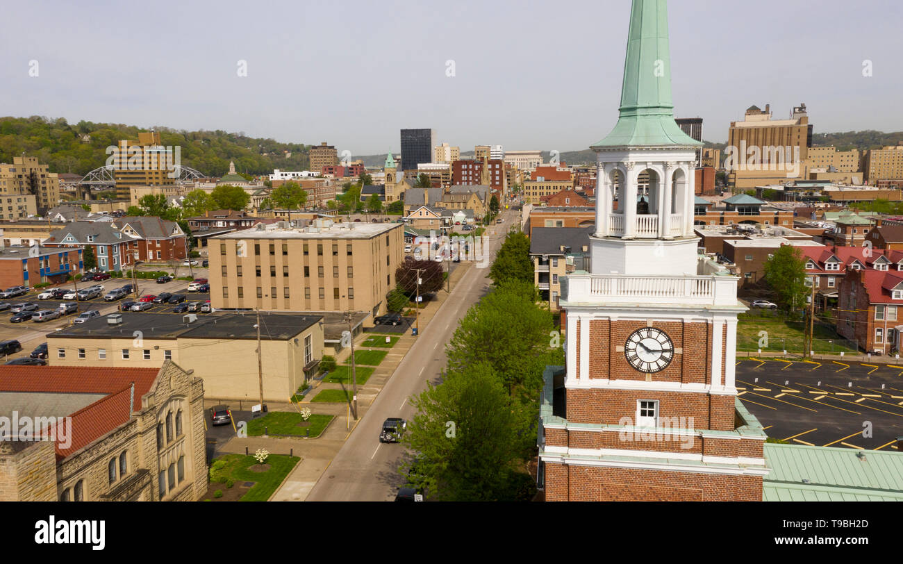 Antenne erhöhen, über Kirche, Glockenturm und Charleston, West Virginia Stockfoto