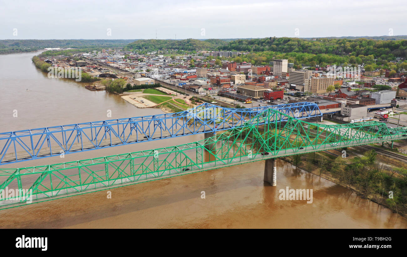 Highway 60 in Ashland Kentucky trägt den Verkehr über den Ohio River Stockfoto