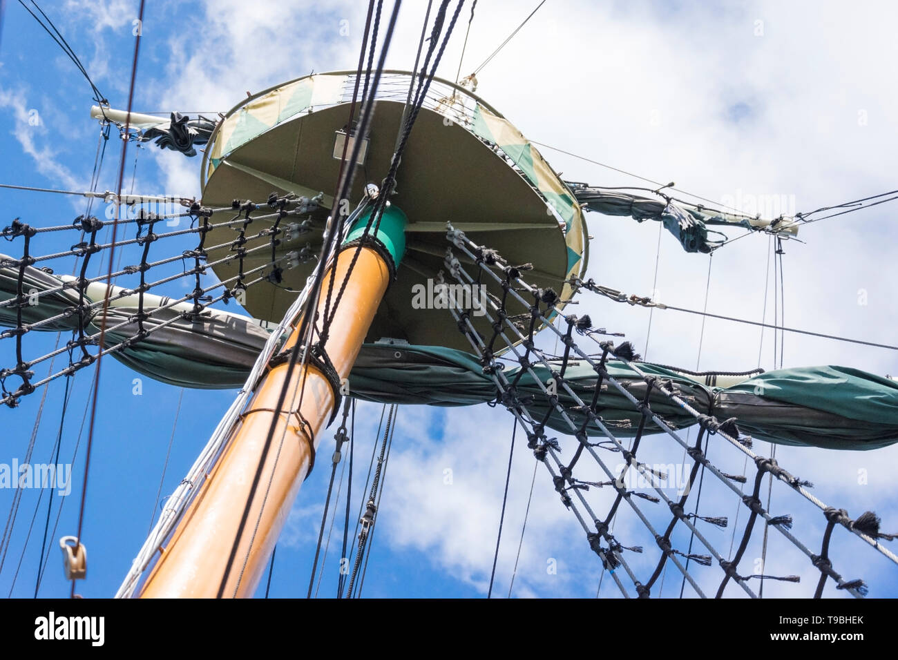 Mast eines Schiffes mit Rigg und Segeln Hafen Stockfoto