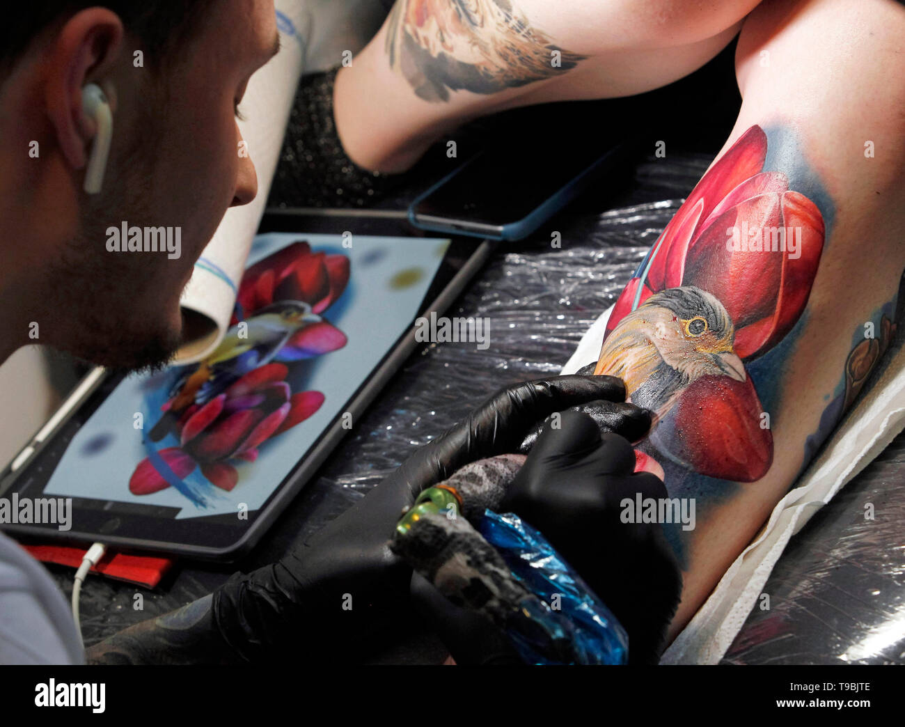 Ein Tattoo Künstler gesehen wird, die an einen Teilnehmer während der Tattoo Sammlung bei der jährlichen 15. Internationale Tattoo Convention in Kiew. Die tattoo Festival versammelt Experten, Fans und Kenner der Tattoo Kunst vom 17. bis 19. Mai 2019 in Kiew. Stockfoto