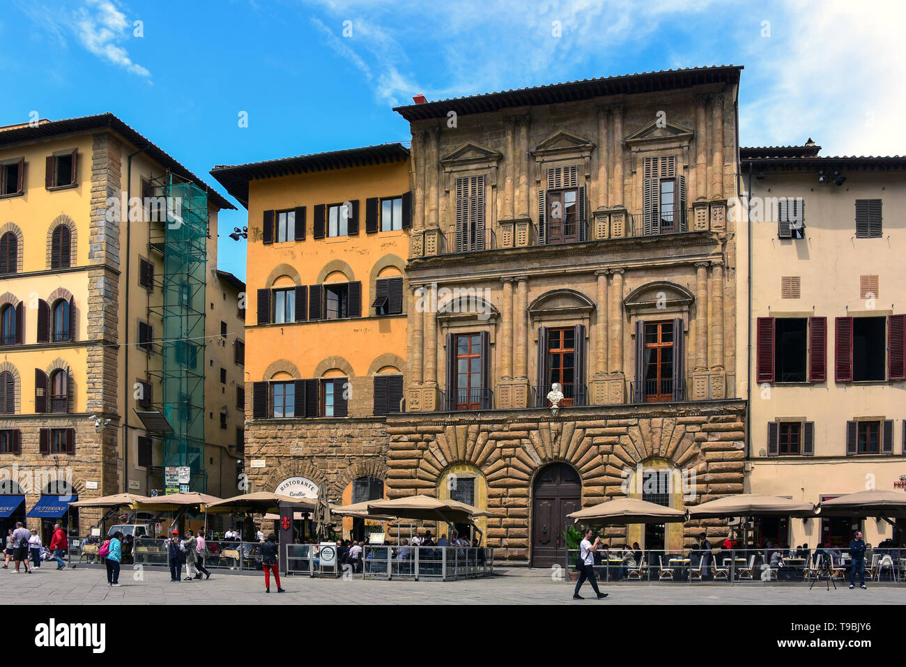 Florenz, Italien, 10. Mai 2018: Touristen Speisen in den Restaurants der berühmten Piazza Santa Croce. Stockfoto