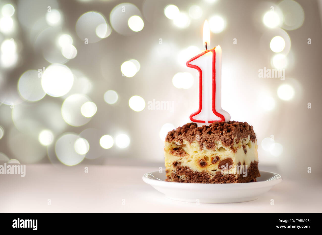 Urlaub Kuchen mit einer Kerze in der Form von der Nummer ein Stockfoto