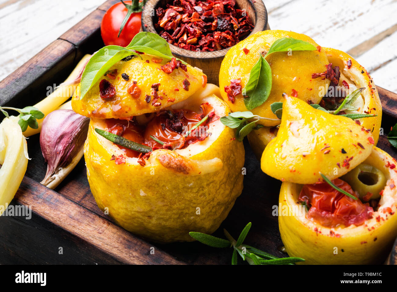 Geräucherter Käse, Mozzarella gebacken in Zitrone. Italienische Küche Stockfoto