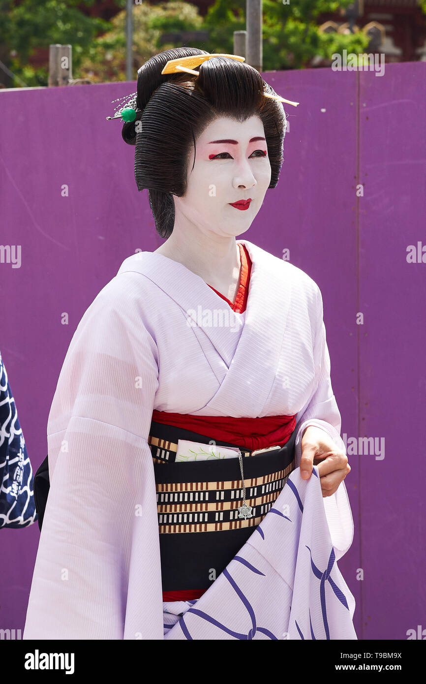Frau verkleidet als Geisha in der traditionellen japanischen Kleidung, Yukata (Kimono) und weiß Make-up, während der Prozession an Sanja Matsuri in Asakusa. Stockfoto