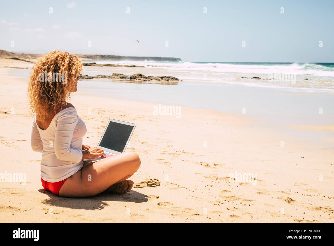 Konzept der Menschen frei von Büro - moderne digitale nomad Lebensstil arbeiten in Technologie Jobs - glückliche Frauen im Bikini mit Laptop am Th Stockfoto