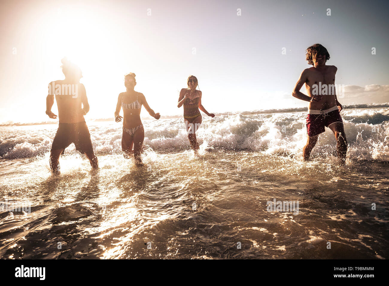 Spiel Gruppe Der Gluckliche Junge Tausendjahrigen Menschen Und Laufen In Die Wellen Des Meeres Zusammen Wasser Freunde Spass In Verspielter Sommer Urlaub Freizeitaktivitaten Ac Stockfotografie Alamy