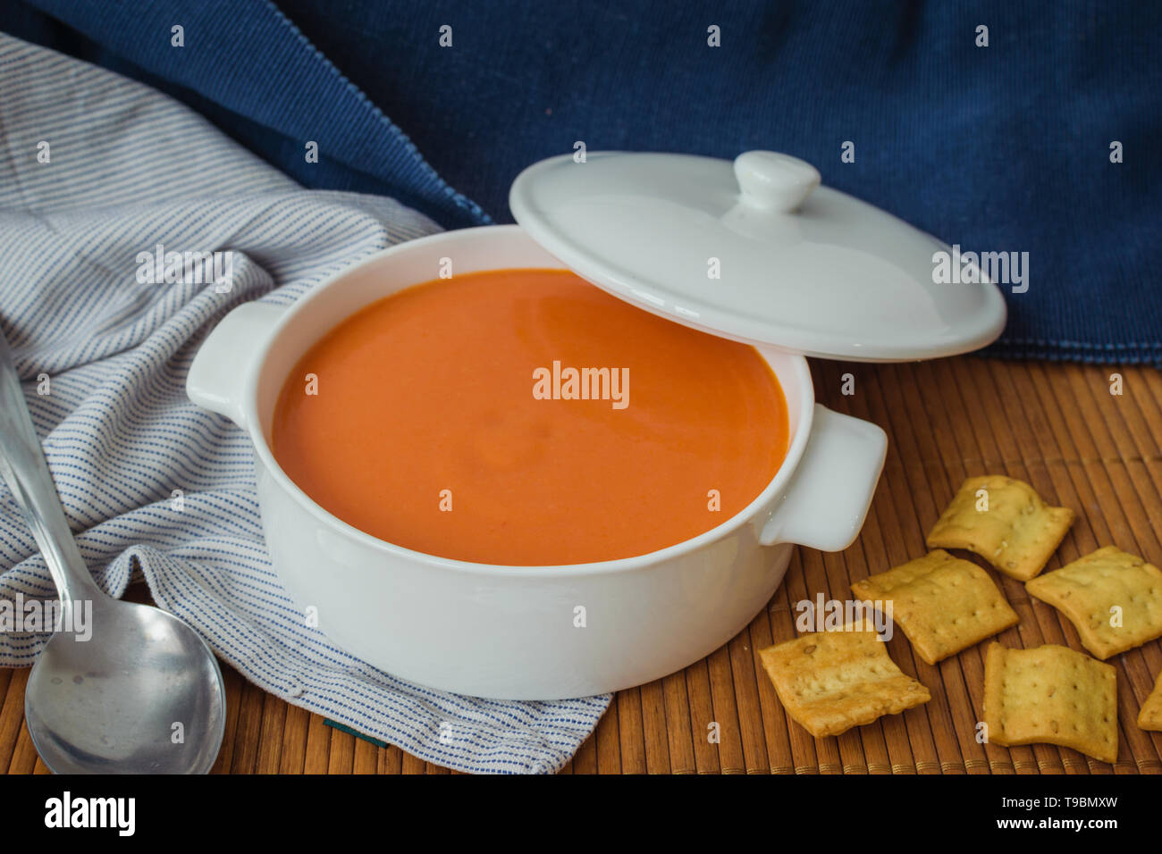 Tomate kalte Suppe in einem weißen Kasserolle Stockfoto