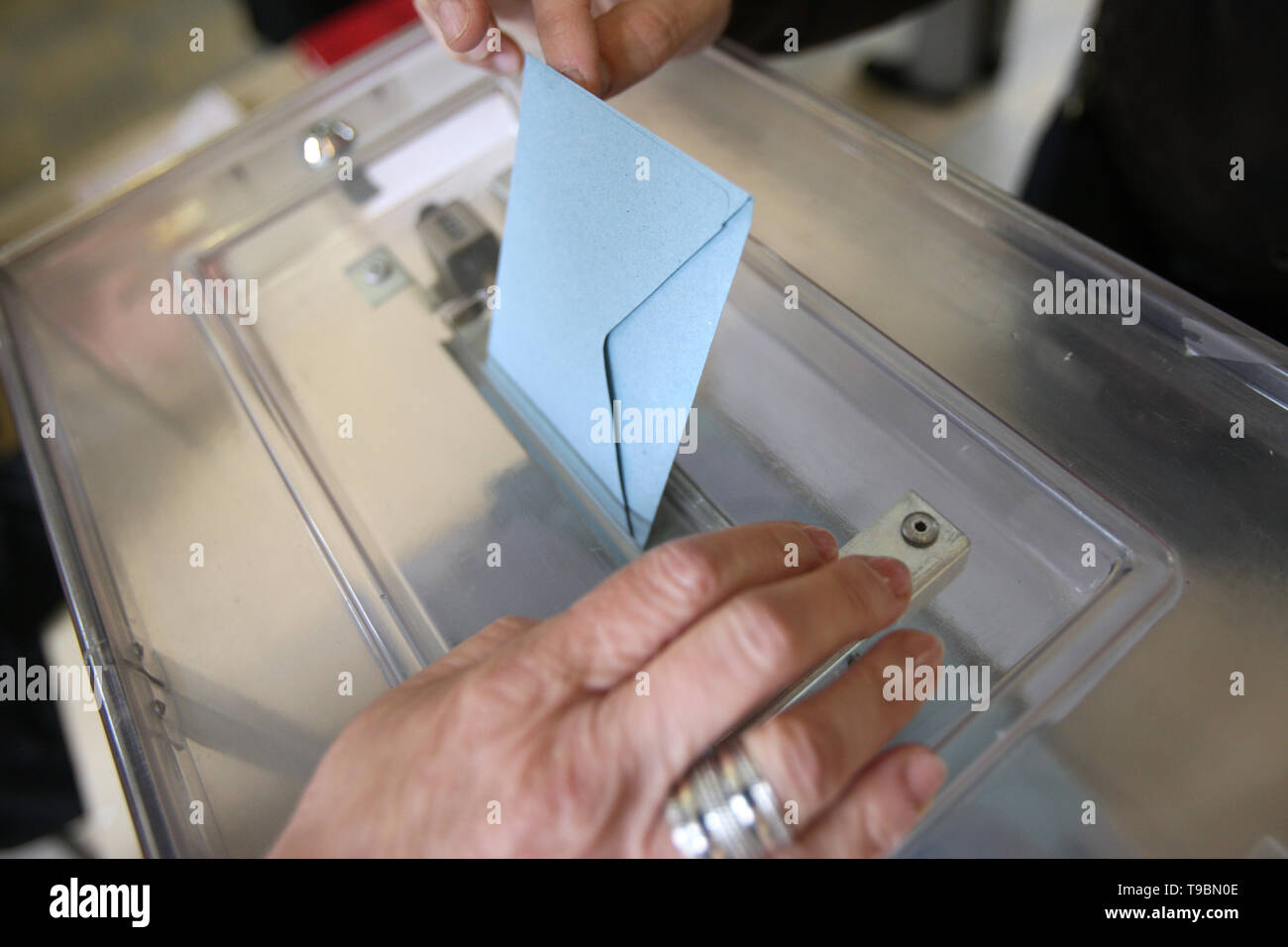 Insérer une Briefumschlagsymbol électorale dans l'Urne. Stockfoto