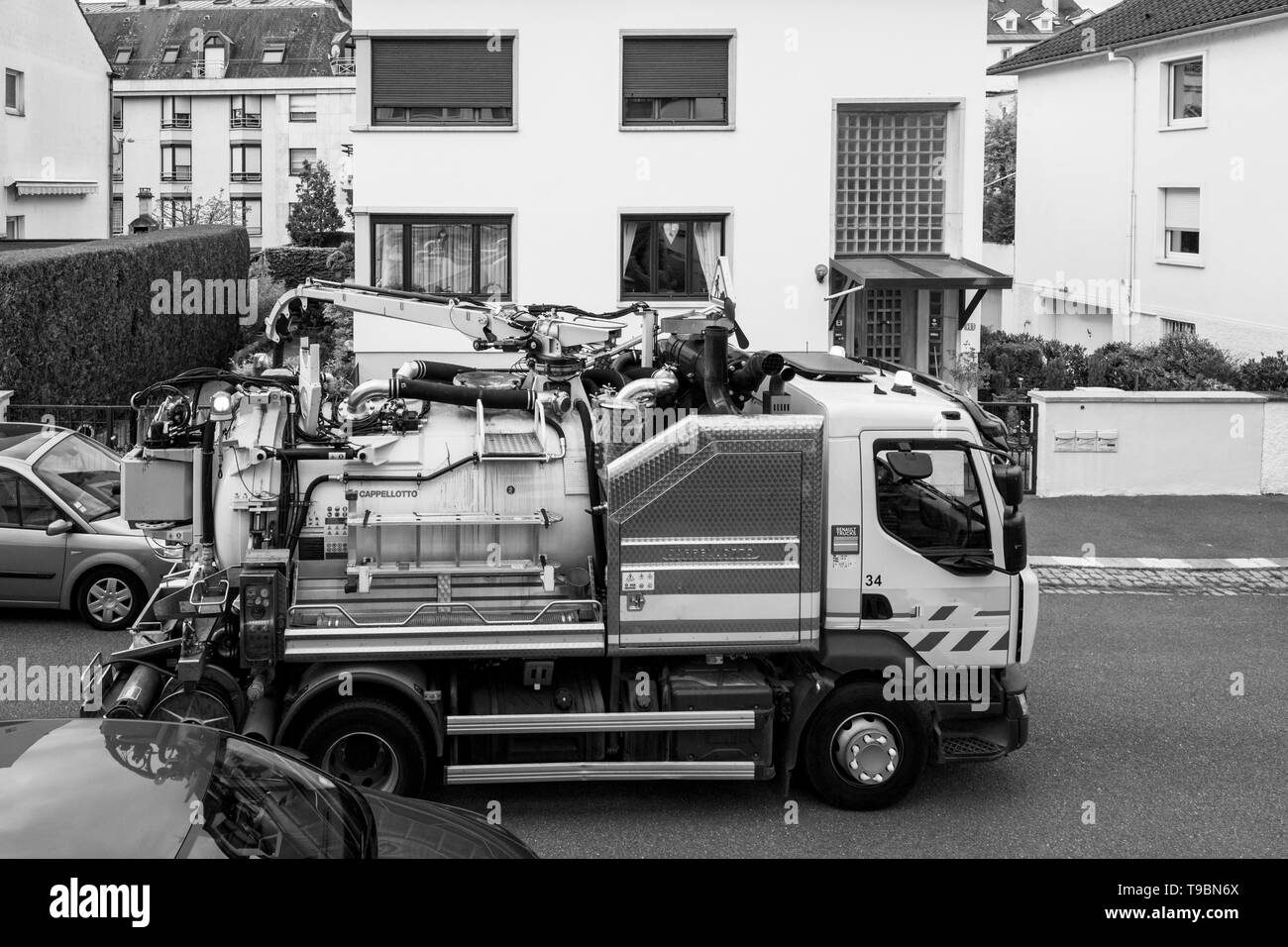 Paris, Frankreich, 24.April 2019: Neue Abwasser Lkw auf der Straße in den Prozess bis zur öffentlichen Kanalisation überläuft, reinigen Pipelines und potenzielle Umweltverschmutzung Schwarz/Weiß-Bild Stockfoto