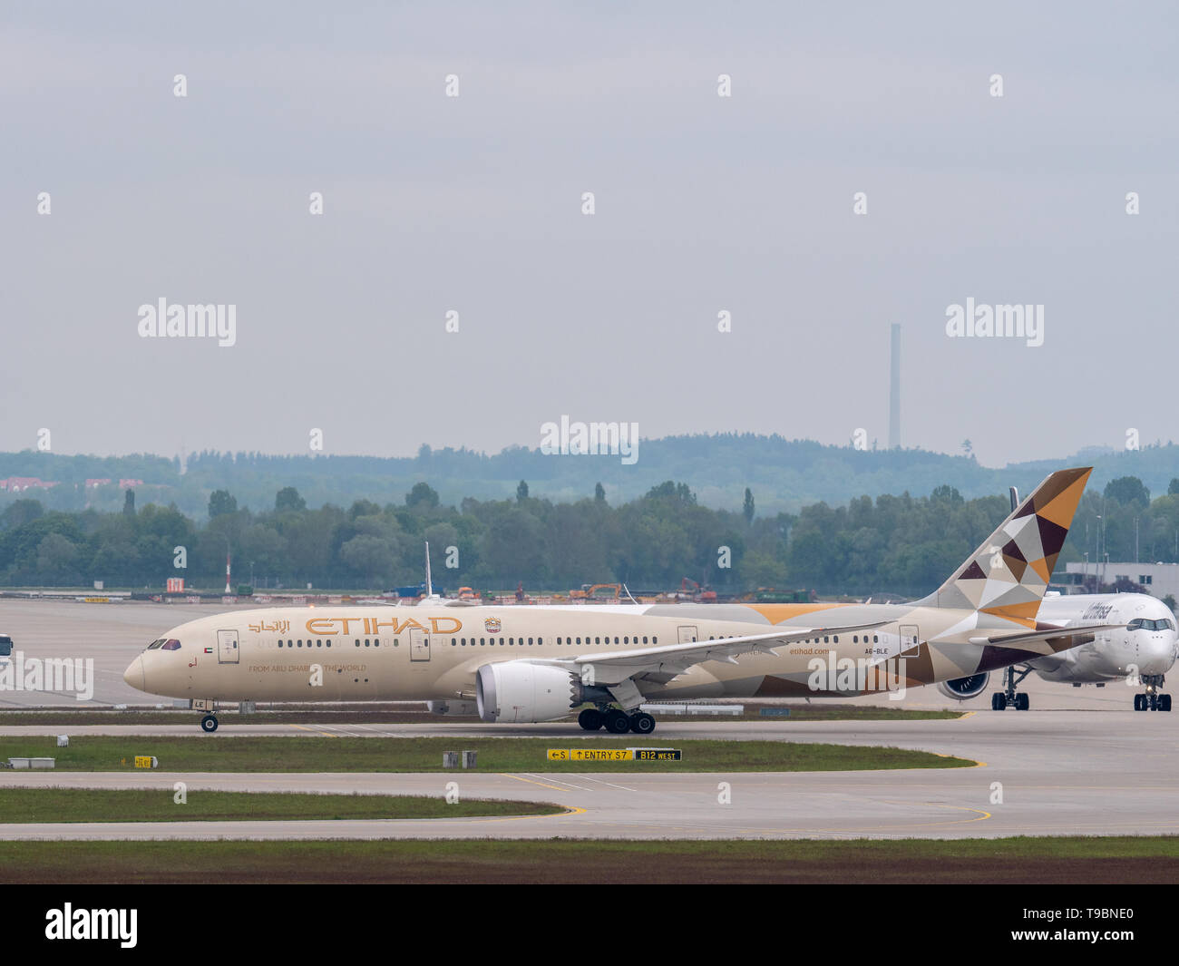 München, Deutschland/Deutschland 16. Mai 2019: Etihad dreamliner ein 6-BLE ist das Rollen nach der Landung am Flughafen MUC muich Stockfoto
