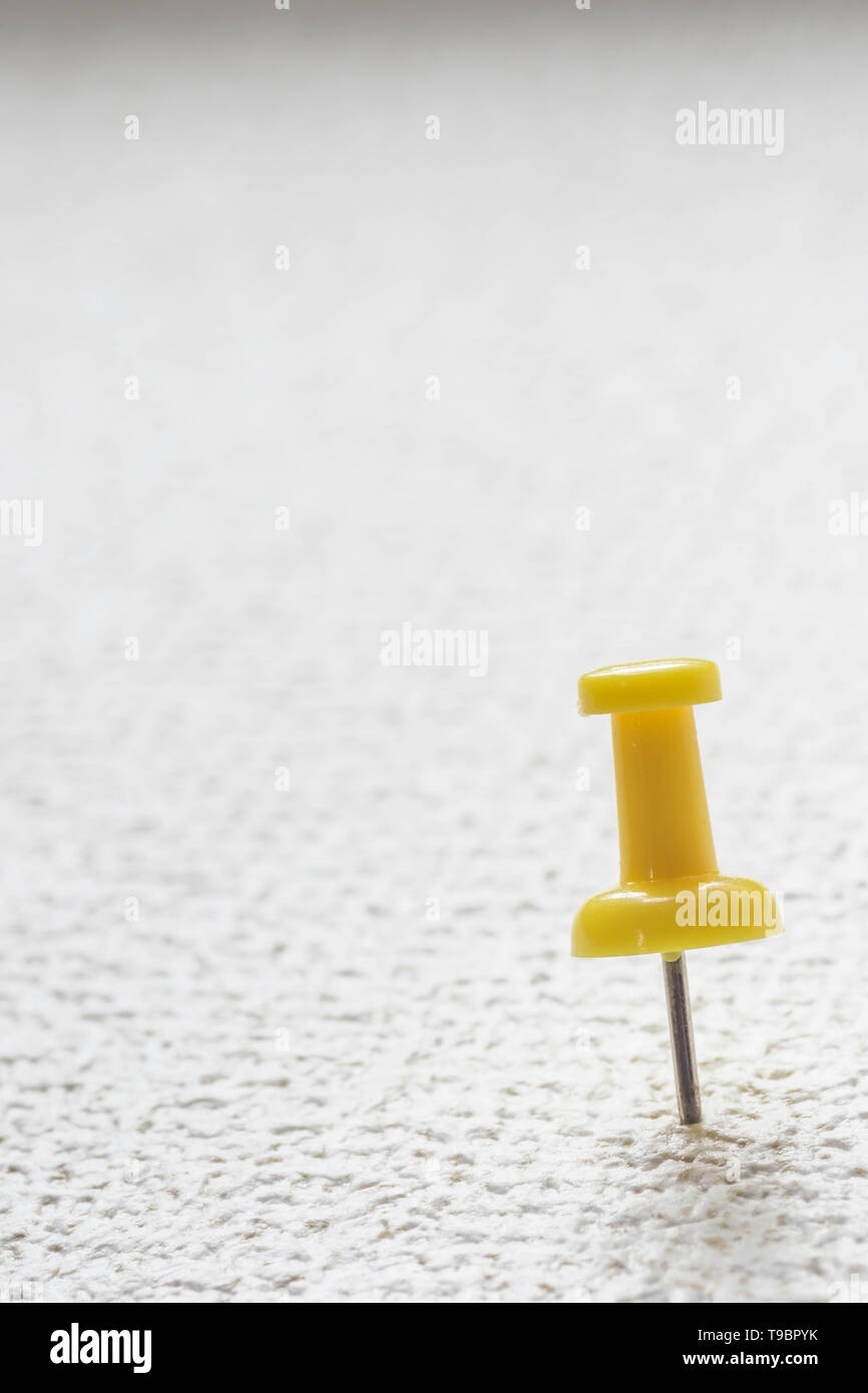 Drücken Sie Pin auf einer Oberfläche mit Kopie Raum festgesteckt. Stockfoto