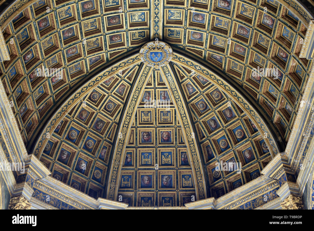 Deckenleuchte. Chapelle Haute Saint-Saturnin. Avec des Portraits d'anges et les initiales Uhr gießen Henri IV et M Marie de Médicis gießen. Fontainebleau. Stockfoto