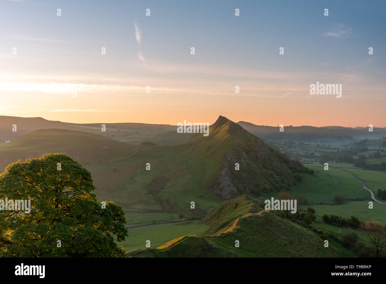 Sonnenaufgang am Parkhaus Hügel und Chrom Hill, Derbyshire im Peak District National Park. Stockfoto