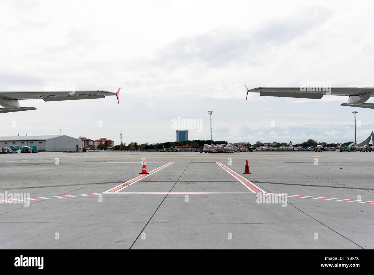 Izmir, Türkei - 17. November 2018. Flughafen Istanbul, die außer Betrieb ist. Mit zwei Flügeln der Ebenen in den Rahmen mit Linien auf dem Boden und Co Stockfoto