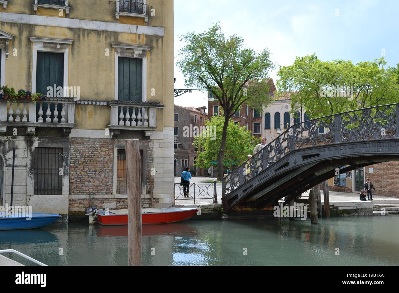 Venedig / Italien - April 20, 2014: schönen Panoramablick auf alten Canal Street von Venedig mit eine eiserne Brücke an einem sonnigen Frühlingstag. Stockfoto