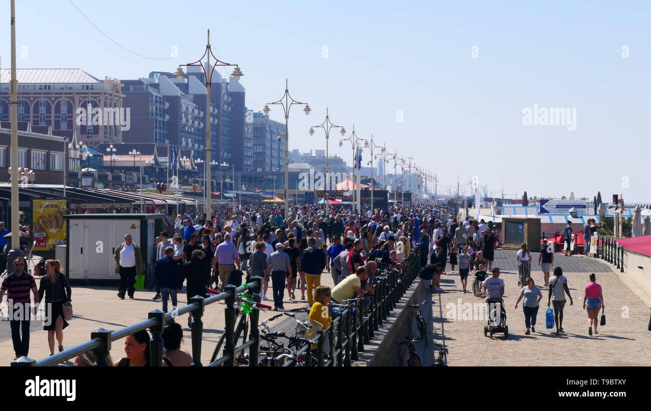 Den Haag, Niederlande - 21 April, 2019: Die Strandpromenade von Scheveningen, mit einer Menge Leute Stockfoto